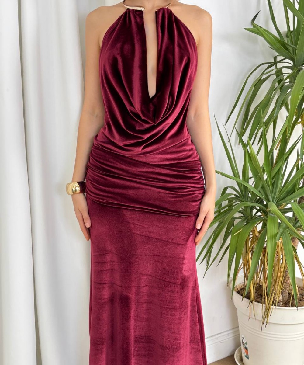 GOLD AKSESUARLI BORDO ELBİSE